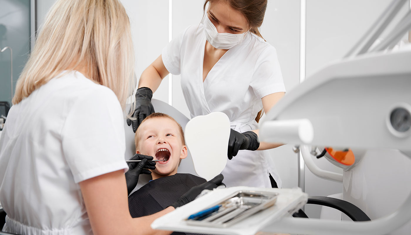 Dentiste qui soigne un enfant