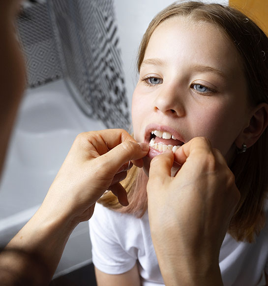 Nettoyage des dents d'enfant avec fil