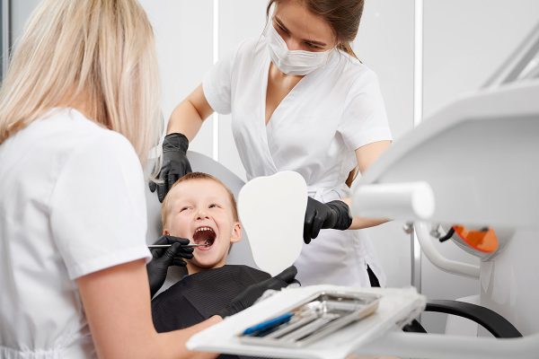 Pédodontie-DentalMed Dentiste qui soigne un enfant